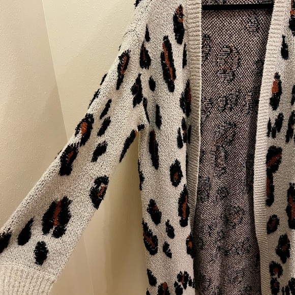 Knox Rose Gray and Black Leopard Cardigan - Picture 2 of 4